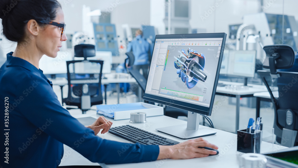 工业女性工程师在个人电脑上工作，屏幕显示具有3D协议的CAD软件
