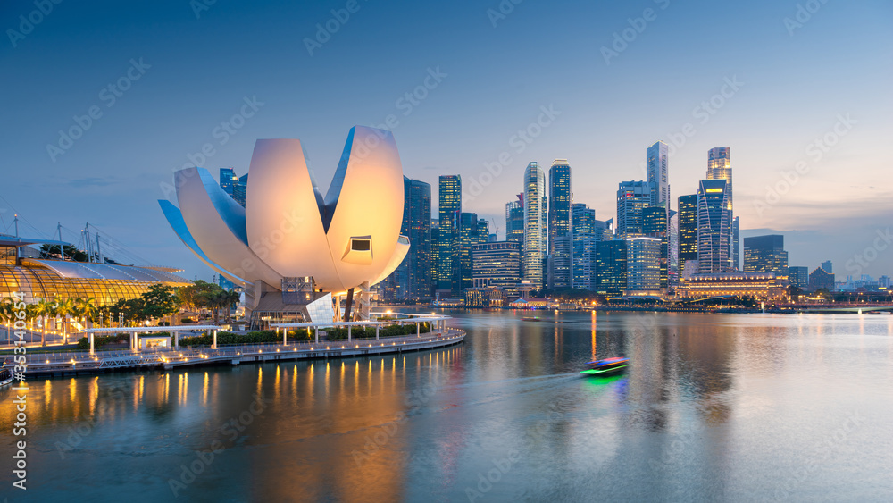 黄昏时分，新加坡码头的天际线。