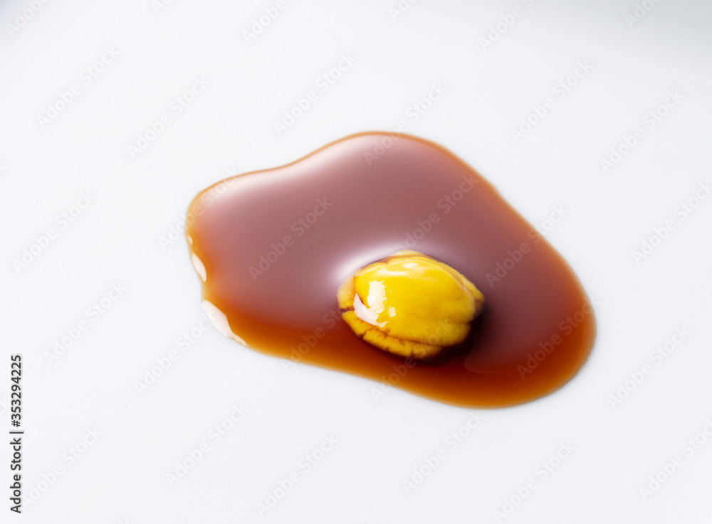 日本芥末和酱油滴在白色盘子上