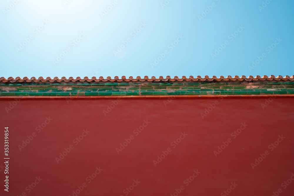 中国传统的蓝天红墙。简约的背景。