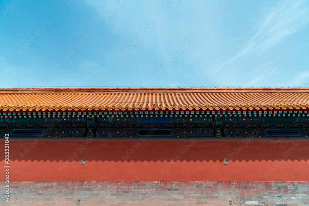 中国传统的红墙，蓝天。简约的背景。