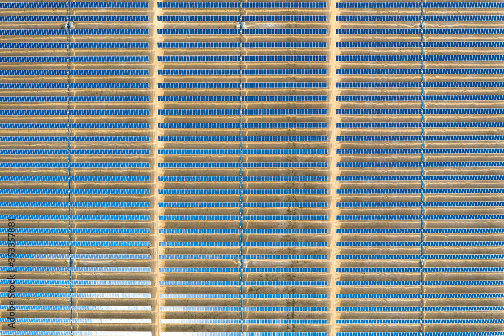一个在澳大利亚生产可持续可再生能源的光伏太阳能电池板农场的垂直鸟瞰图