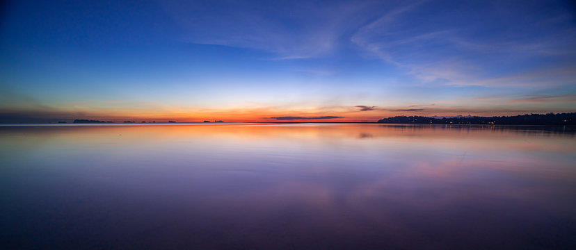 泰国潘岸岛欣港海滩的日落全景