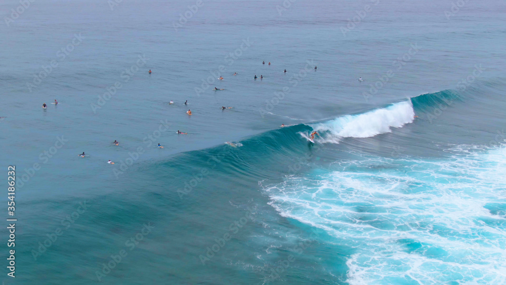 无人机：冲浪者排队等待迎接海浪的场景。