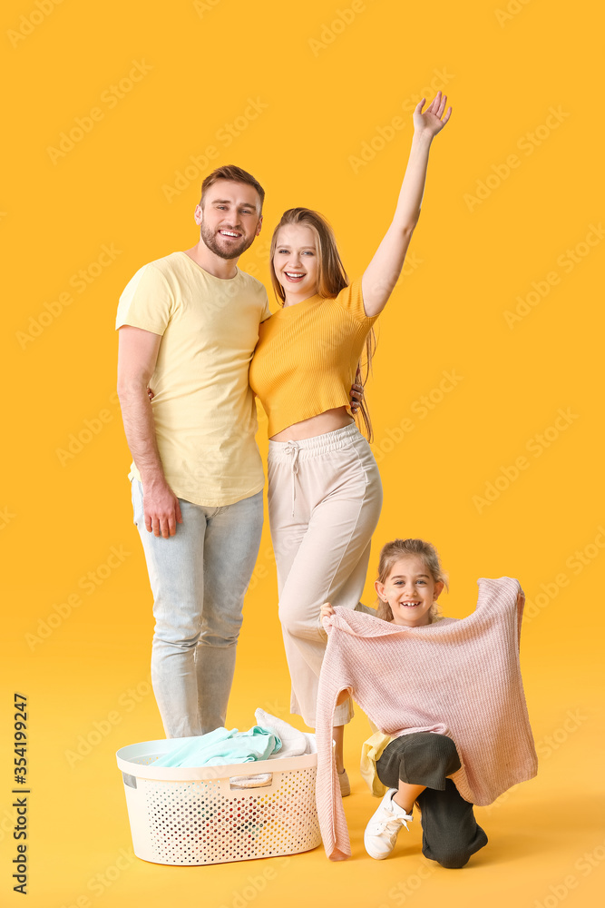 幸福的家庭，彩色背景洗衣房