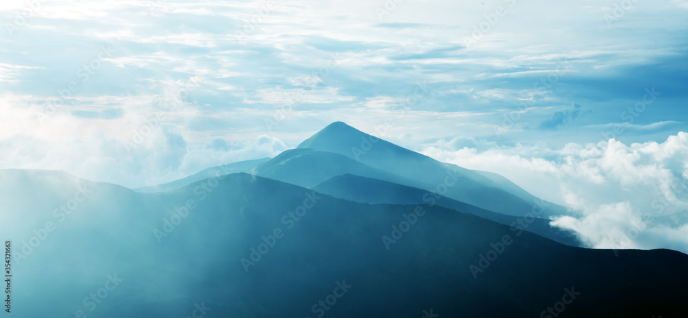 蓝色雾山全景。风景摄影