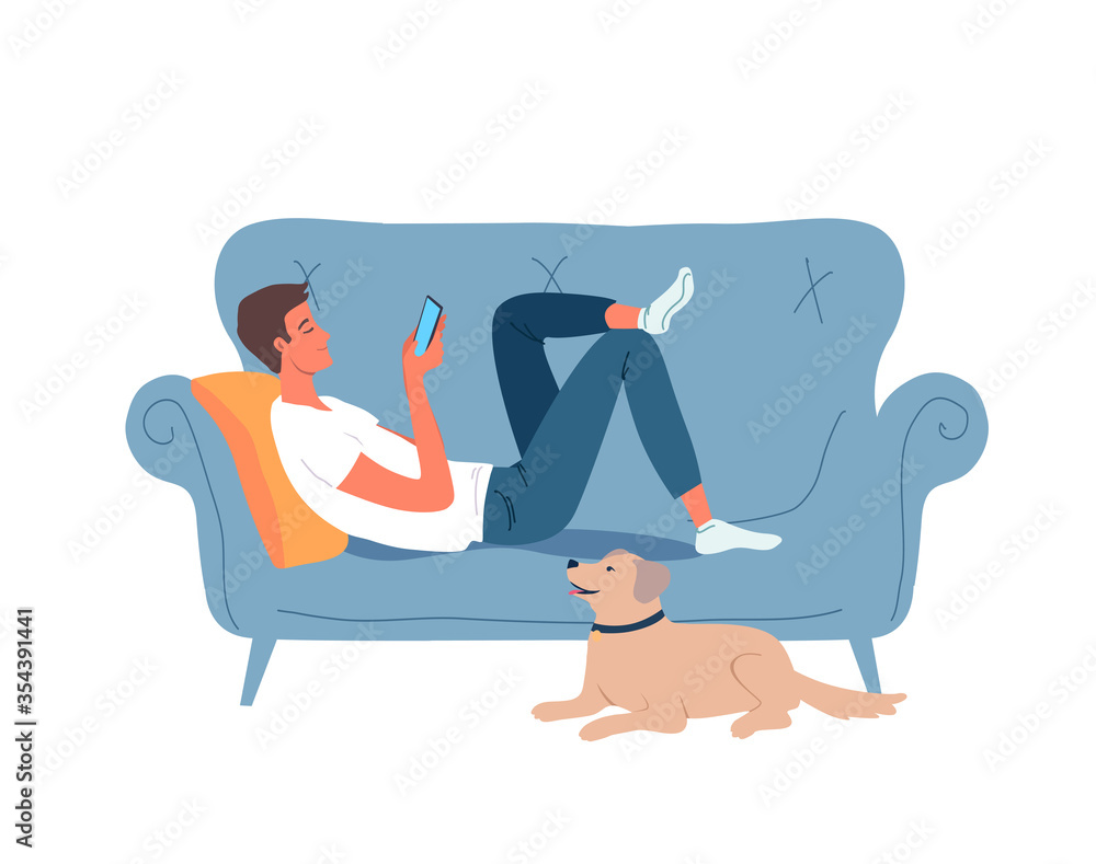 年轻人躺在舒适的沙发上玩手机