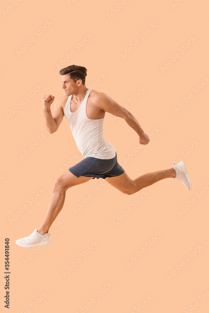 彩色背景下的运动型跑步青年
