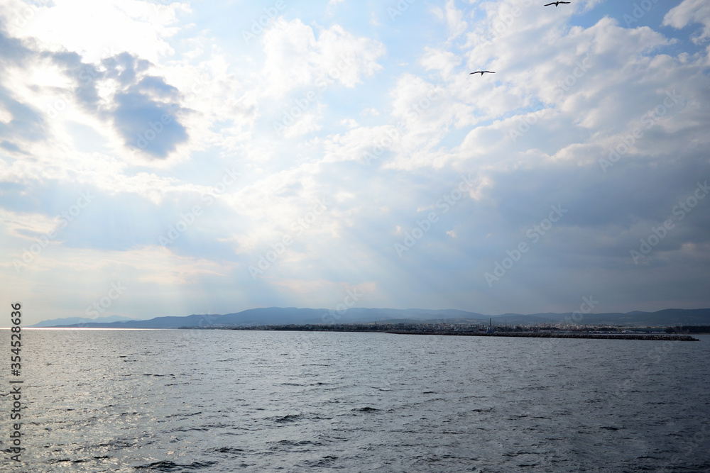 亚历山德鲁波利斯港入口处的多云海景