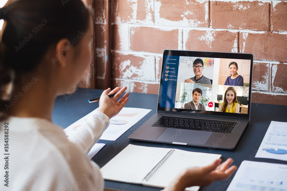 亚洲女性虚拟会议视频通话和在家办公