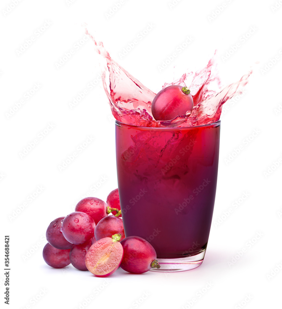 一杯带有葡萄果实的葡萄汁，飞溅在白色背景上。