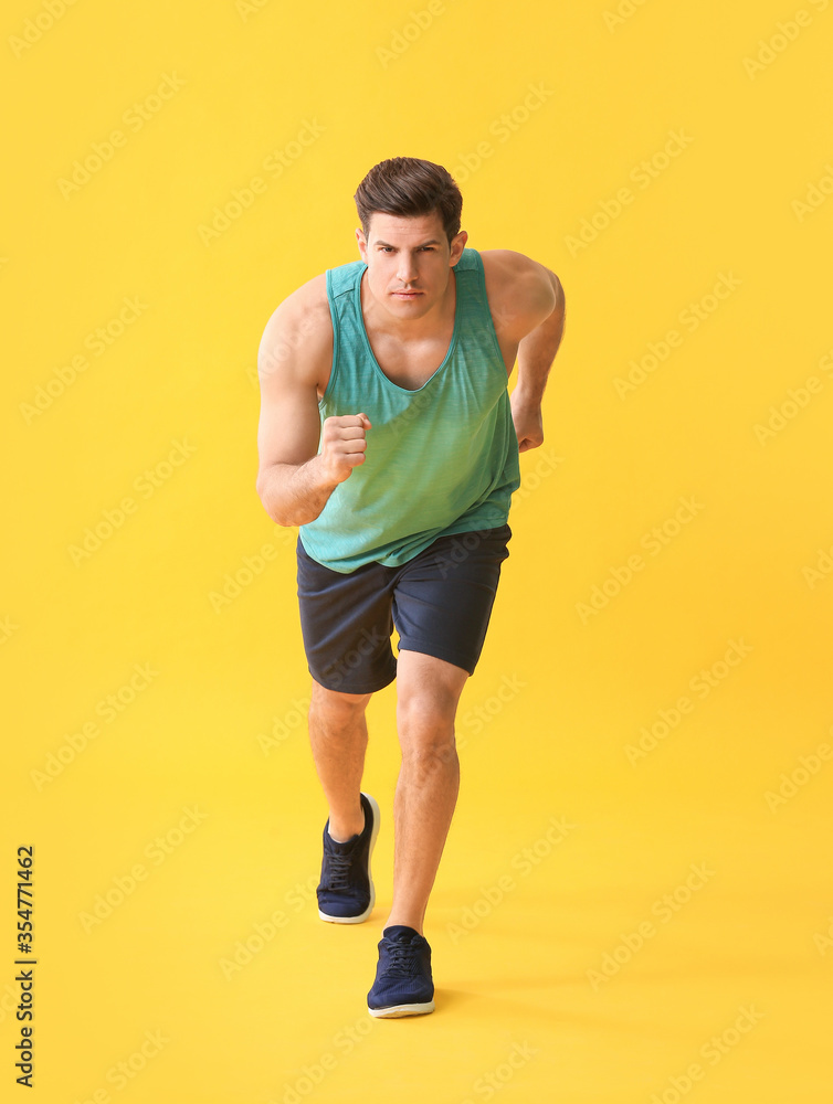 彩色背景下的运动型跑步年轻人