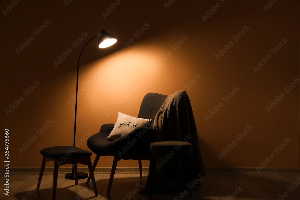 暗室中带发光灯的舒适扶手椅