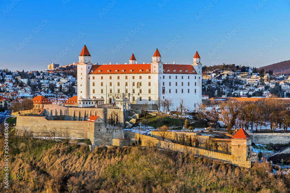 日落时分，斯洛伐克布拉迪斯拉发古城多瑙河上令人惊叹的布拉迪斯拉瓦城堡