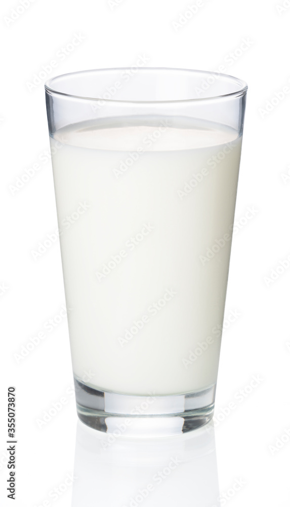 放在白色背景上的玻璃杯里的牛奶。