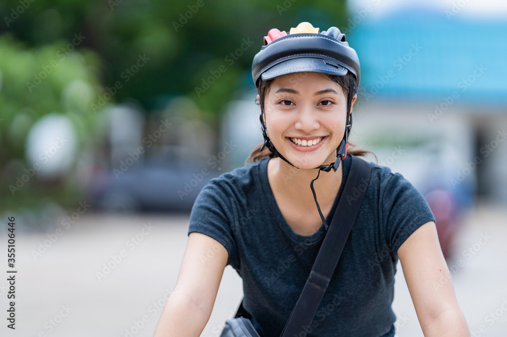 亚洲女性骑自行车上班。