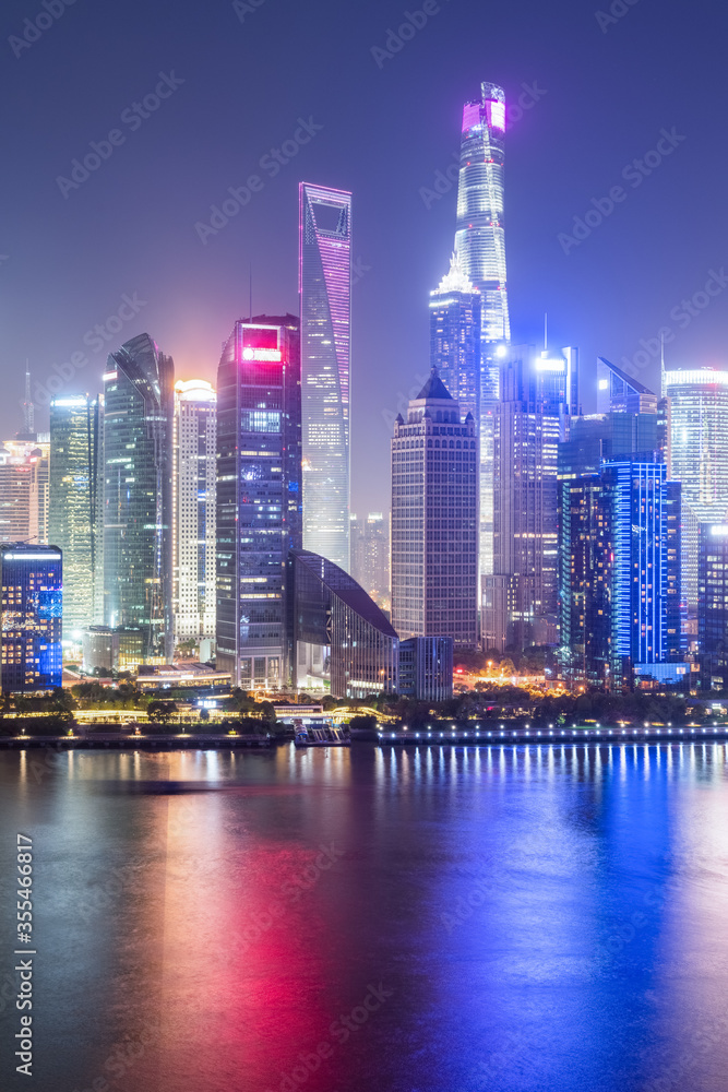 上海夜晚的现代金融建筑
