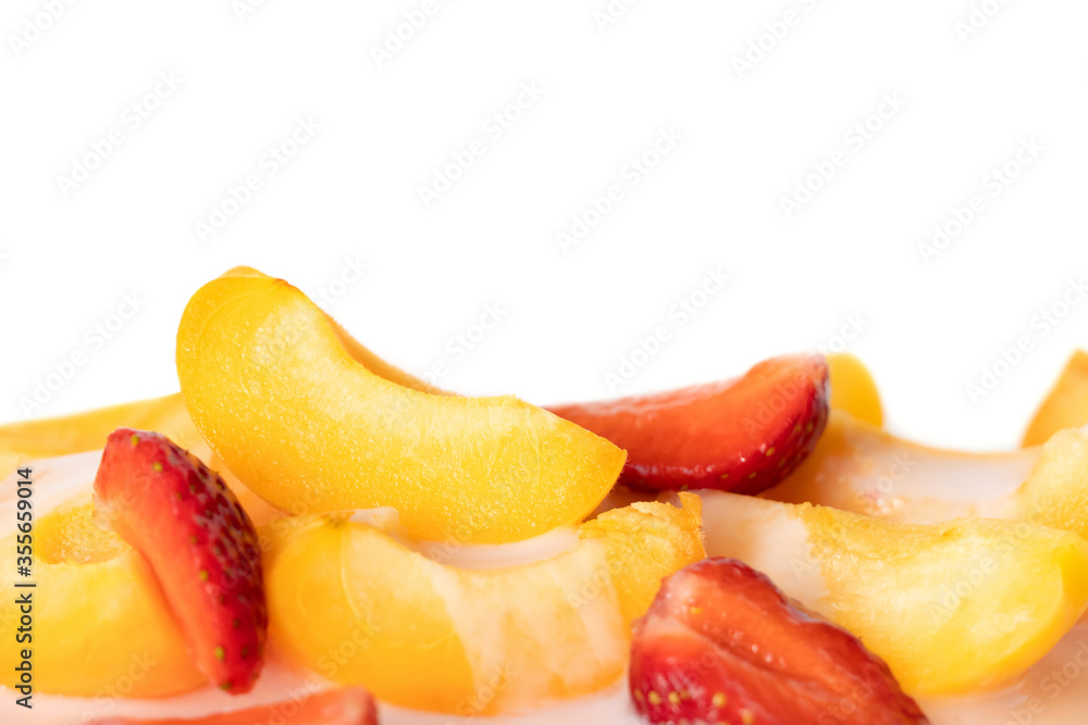 草莓和杏子制成的水果酸奶。