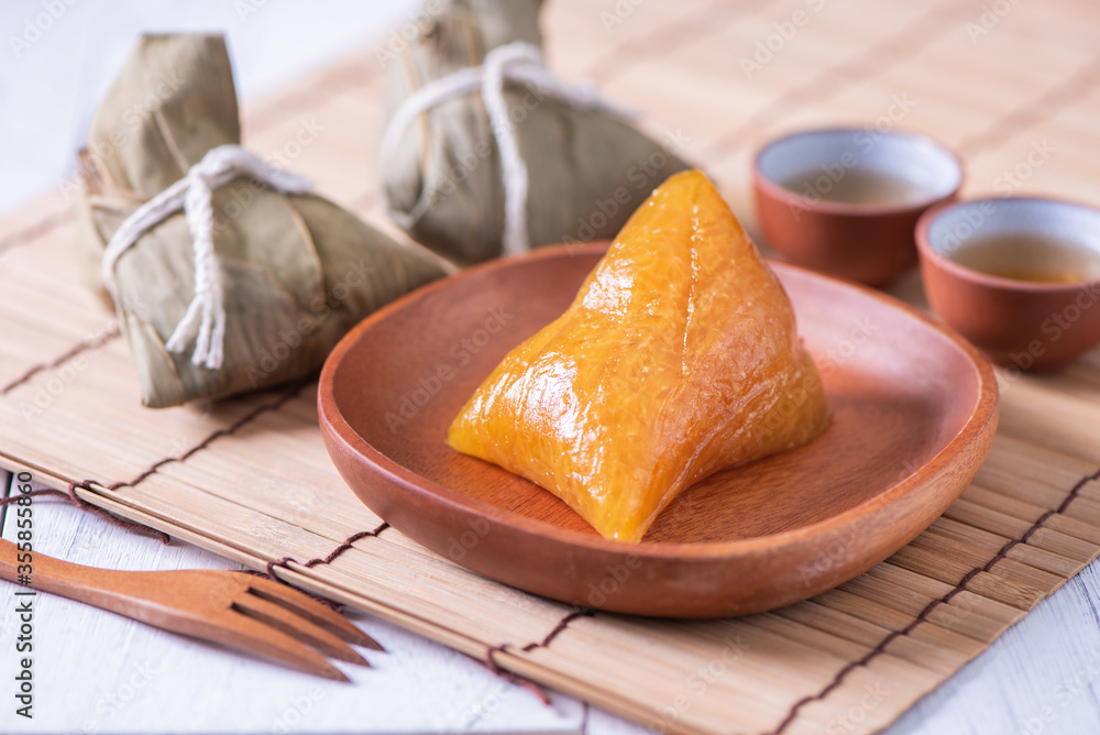 粽子-碱性粽子-装在盘子里的中国传统甜水晶食品，供Drago食用