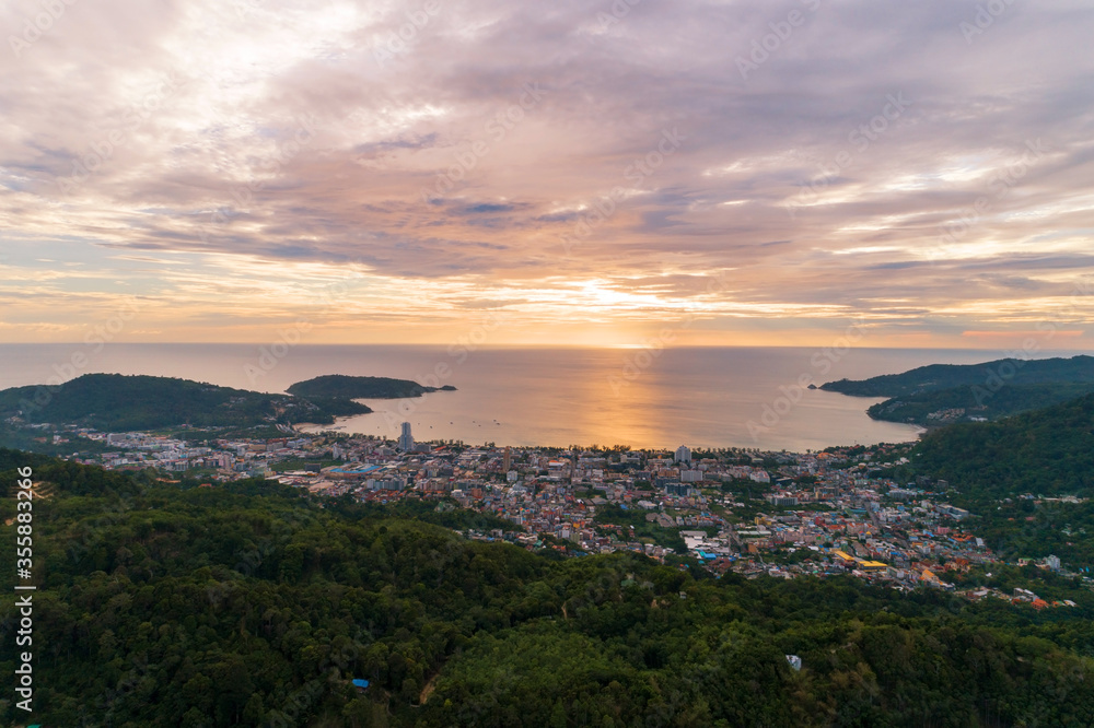 普吉岛热带海洋和巴东市无人机鸟瞰日落时间的景观自然景观