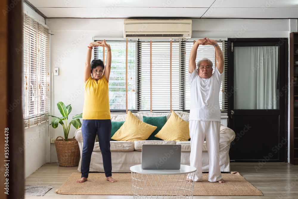 亚洲老年人在家锻炼和做瑜伽