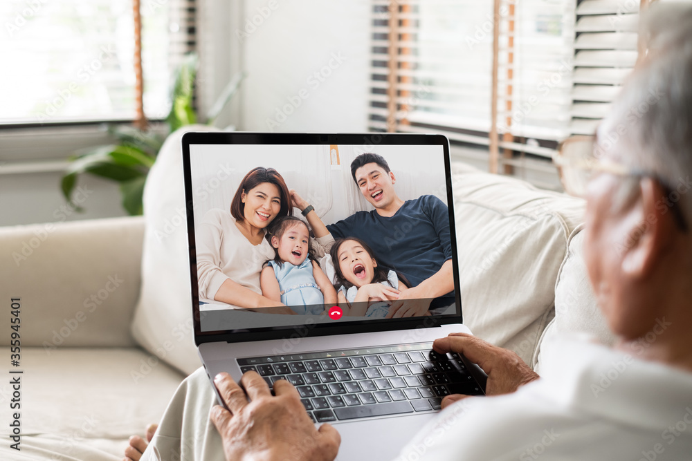 亚洲老年人与家人视频通话虚拟会议