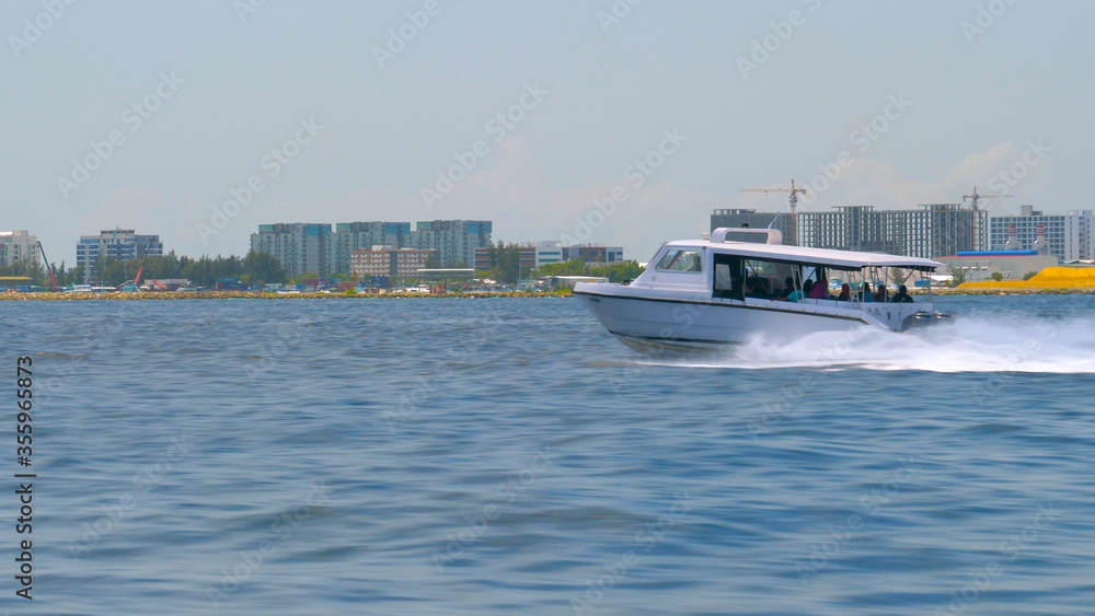 复制空间：水上出租车快速驶过一个正在开发房地产的岛屿。