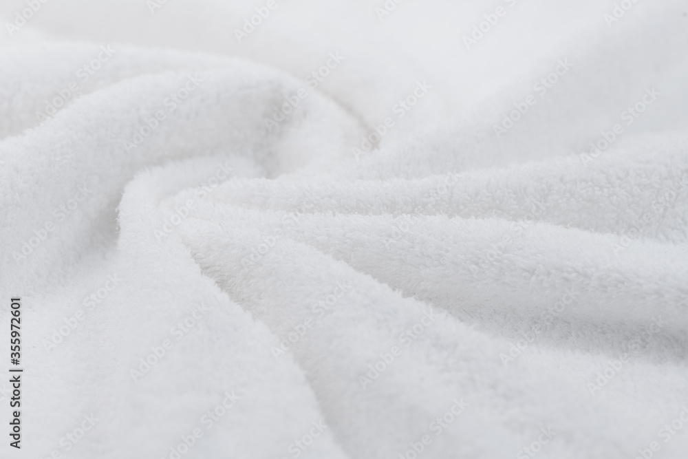 毛巾质地特写。柔软的白色棉毛巾背景，织物背景。Terry布浴缸或beac