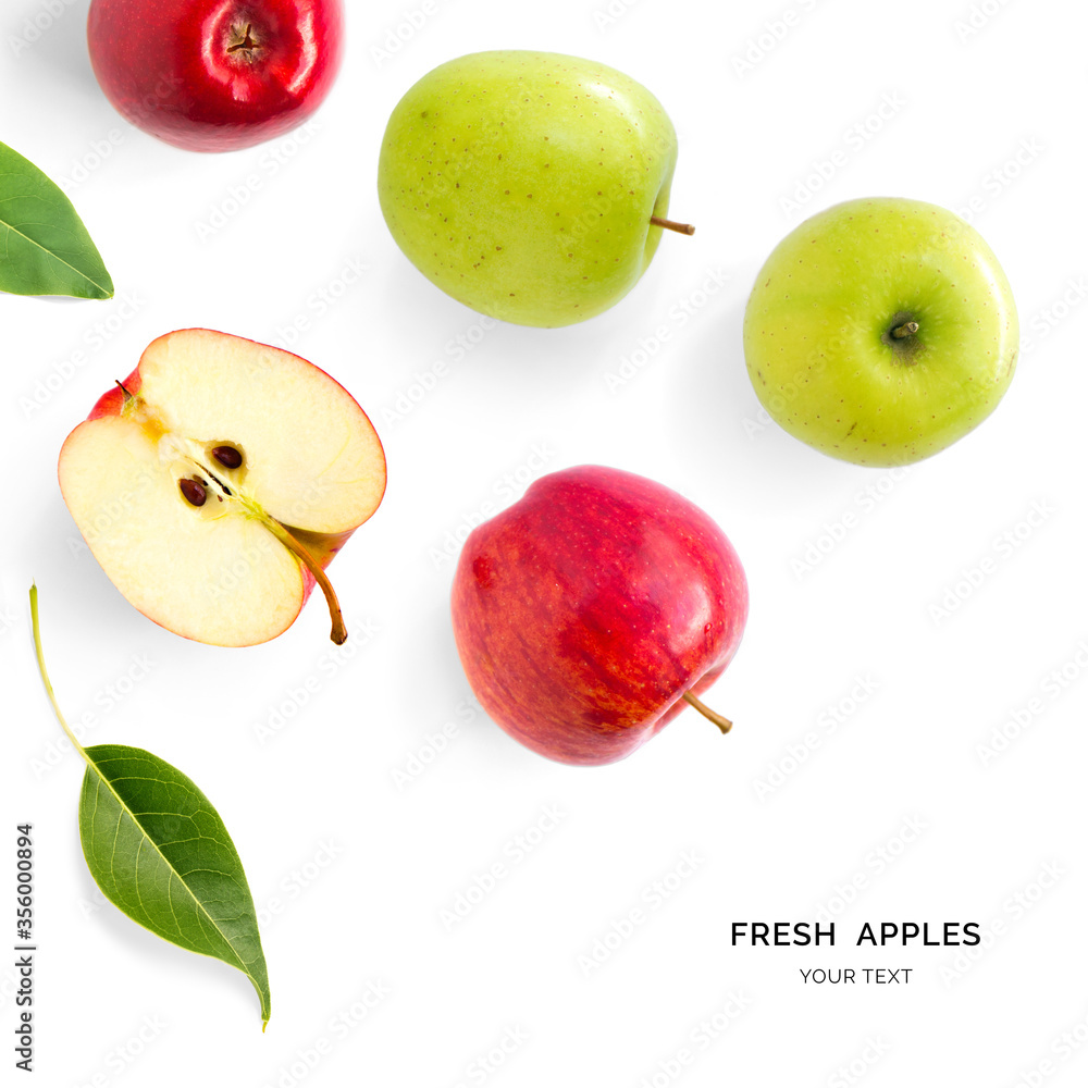 由绿色和红色苹果制成的创意布局。平面布局。食物概念。白底苹果