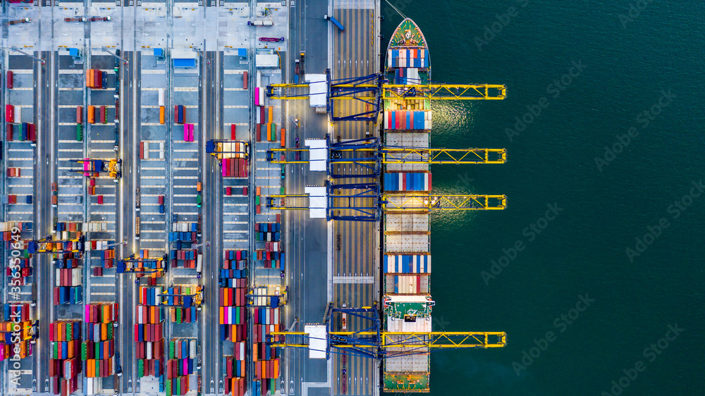 集装箱船夜间作业鸟瞰图，全球商务进出口物流运输