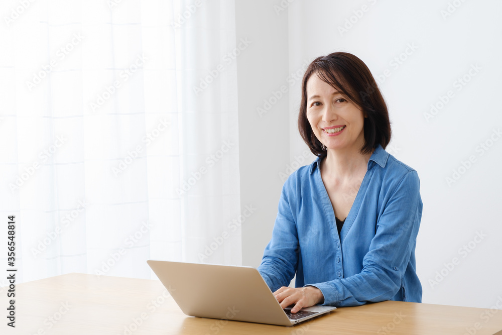 パソコンを使う中年女性