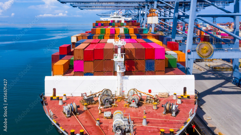进出口全球业务全球物流和运输中工业港口的集装箱货船