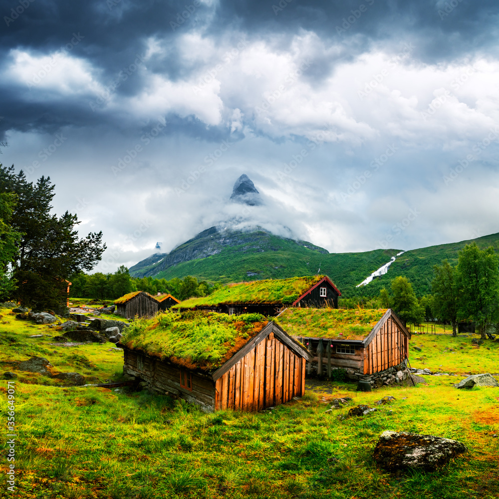 Innerdalen典型的挪威古老木屋，草屋顶-挪威最美丽的山脉
