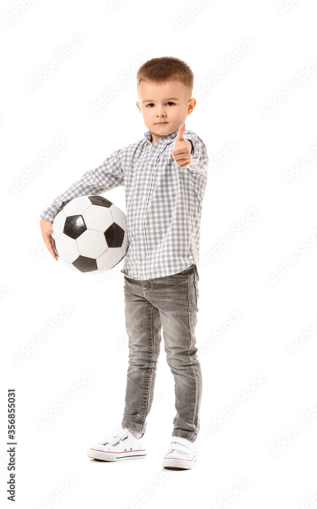 可爱的小男孩，球在白色背景上显示拇指向上