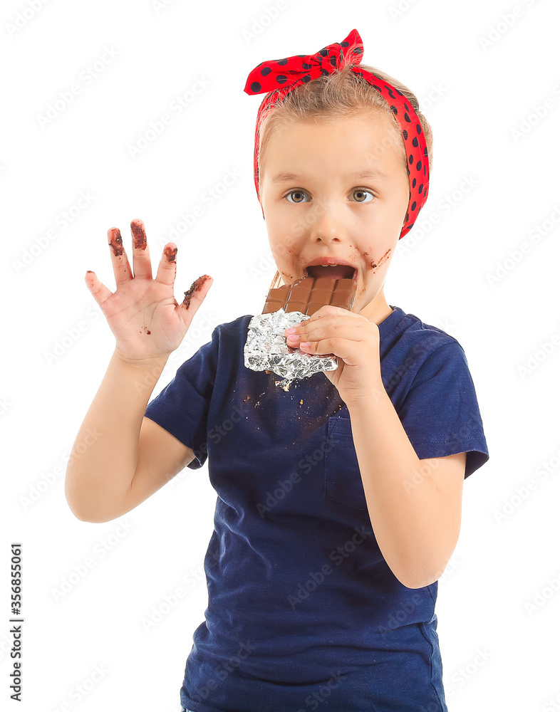 穿着脏衣服的小女孩在吃白底巧克力