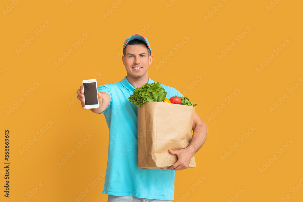 外卖员，袋子里装着食物，背景是彩色手机
