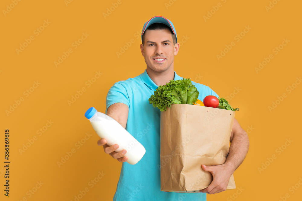 外卖员带着彩色背景的袋子里的食物