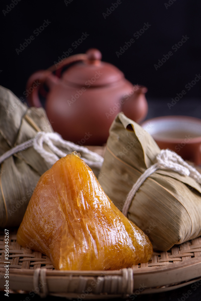 碱性粽子粽子-中国传统甜食，装在盘子里吃龙