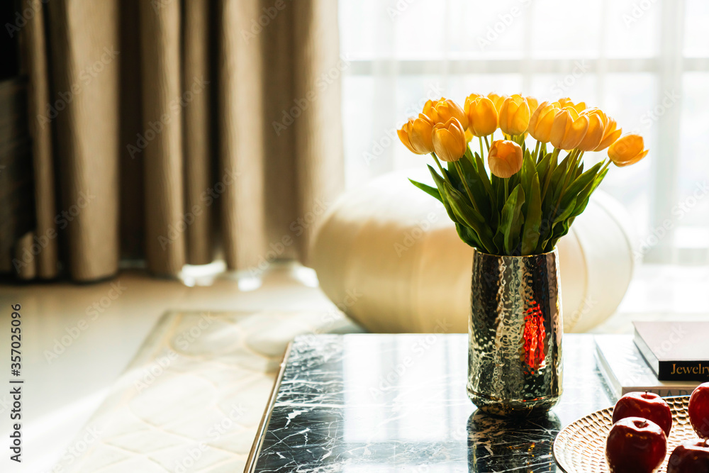 美丽的黄色花朵郁金香花瓶，带沙发客厅家居室内背景