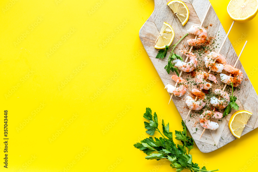 虾串-地中海厨房的开胃菜-在黄色桌面上查看复制空间