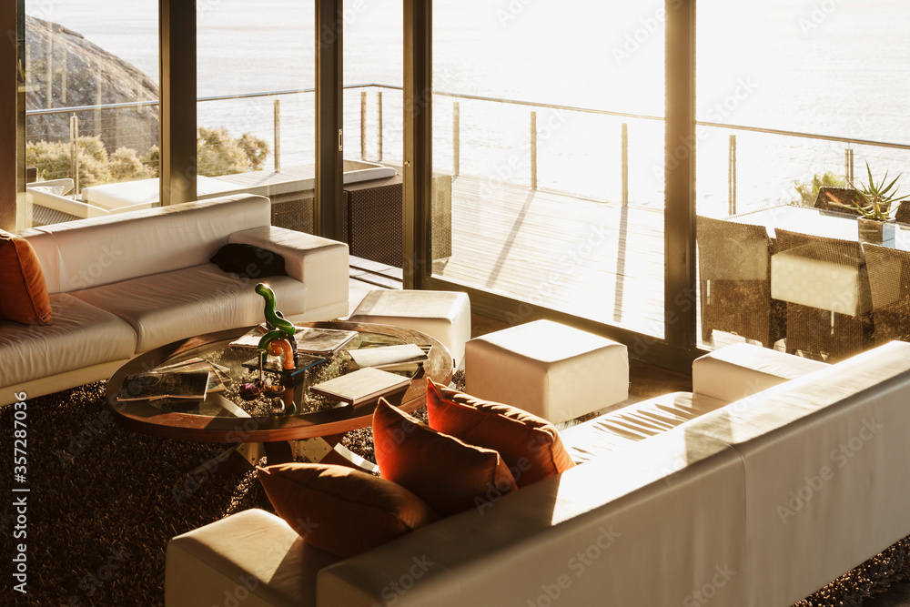 现代客厅的沙发和咖啡桌