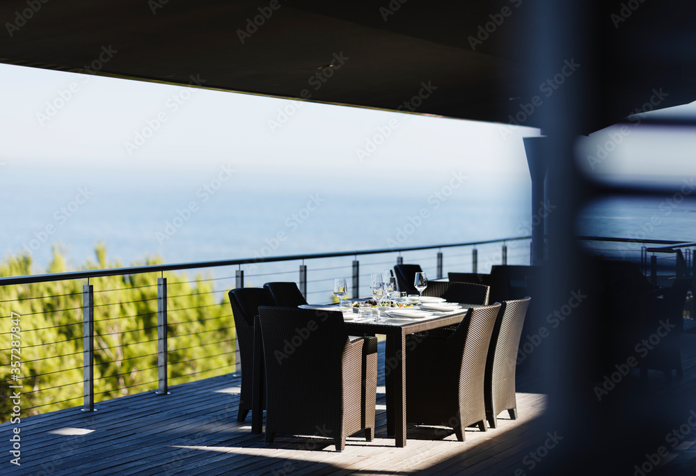 现代阳台上的餐桌和椅子