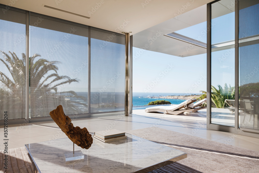 俯瞰大海的现代客厅和露台