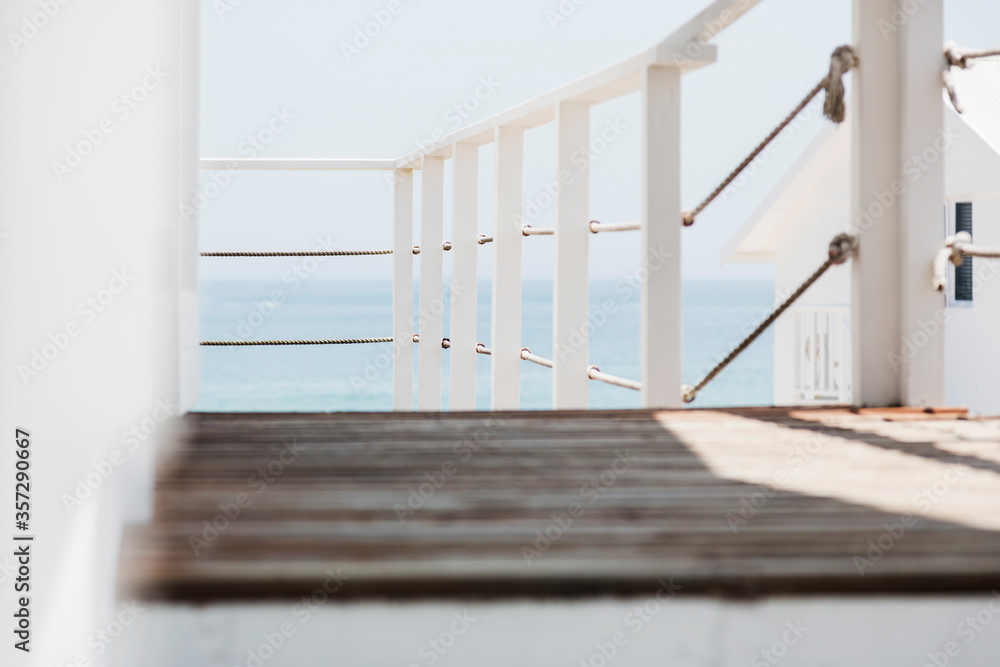 俯瞰大海的木制阳台