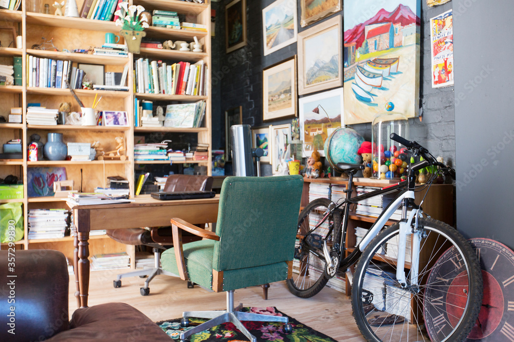 书房里的桌子、书架和自行车