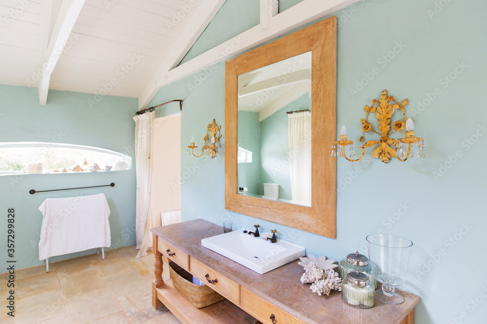 乡村浴室的水槽和镜子