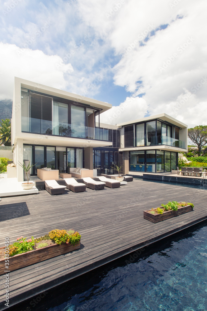 带大型甲板和游泳池的现代住宅