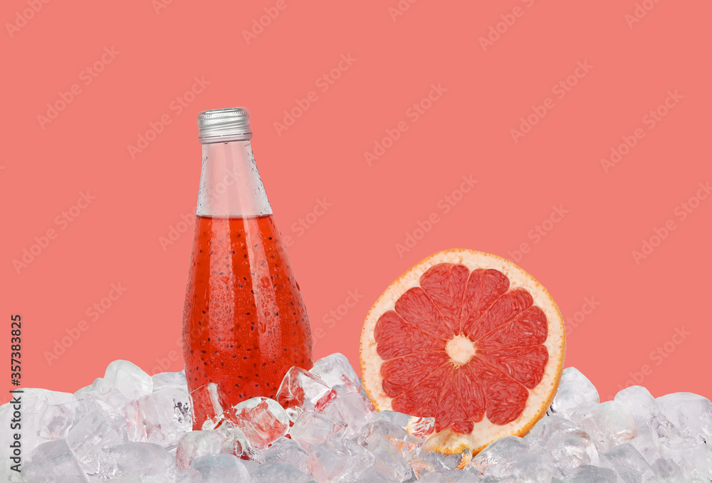 冰上粉红色葡萄柚饮料玻璃瓶