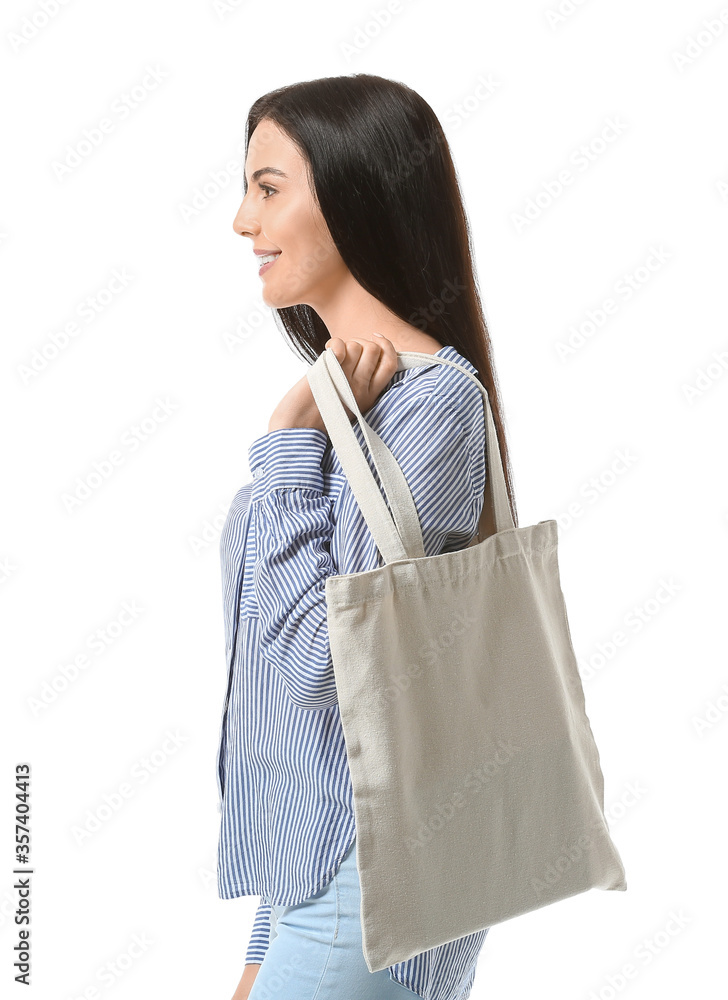 白色背景环保袋的年轻女性