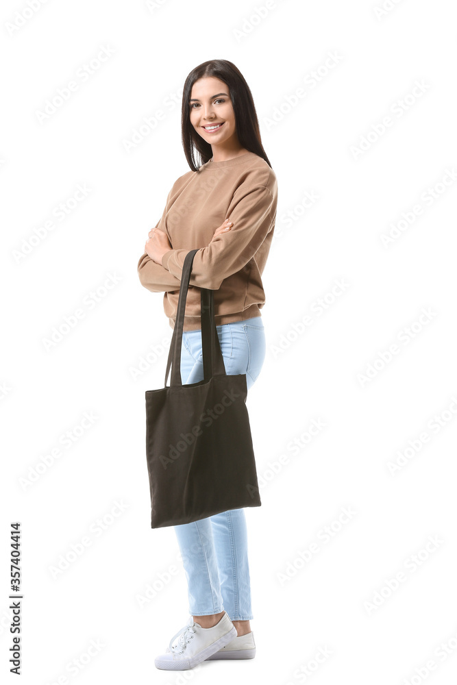 白色背景环保袋的年轻女性